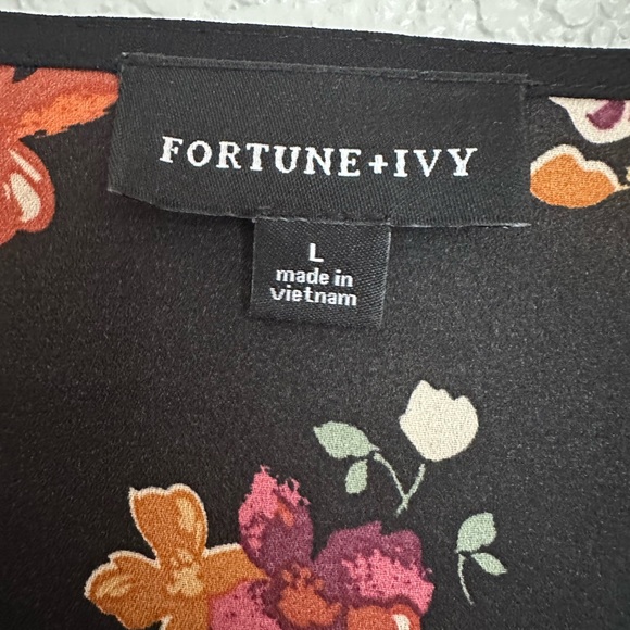 FORTUNE + IVY
Bella Lace Detailed Surplice Blouse| Size L| Black multi - Picture 8 of 10